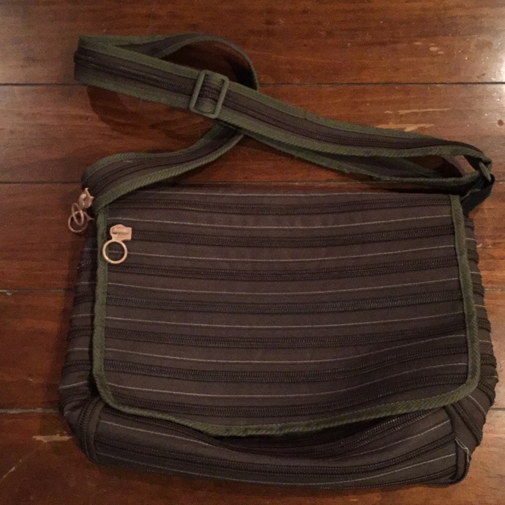 Zip it messenger tote bag